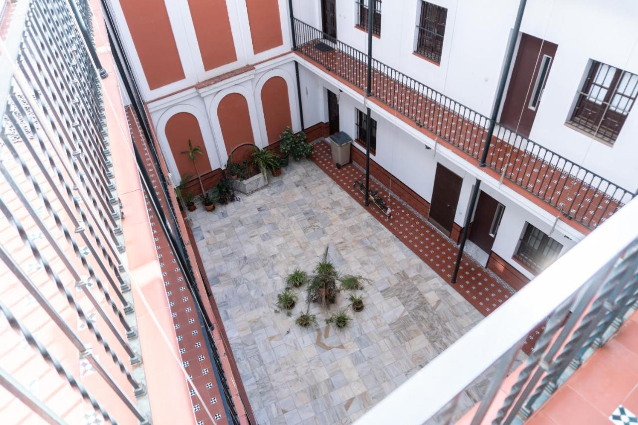 Muy Centrico Apto. En Tipico Patio Sevillano Exterior photo
